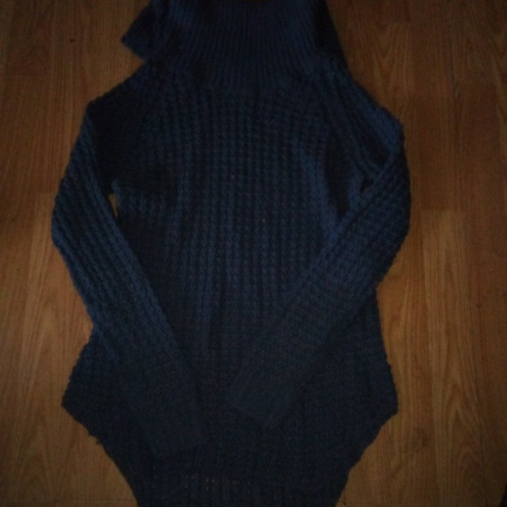 Blue Rue21 long sleeve warm sweater.